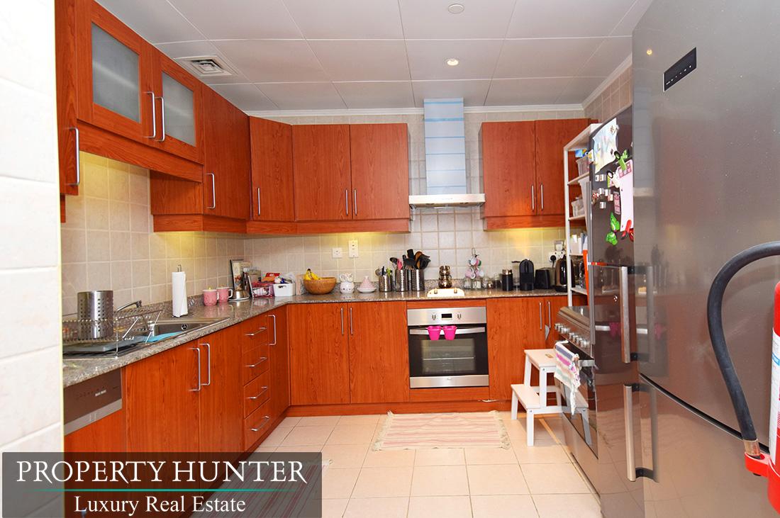 Ideally Situated Sea View Apartment 